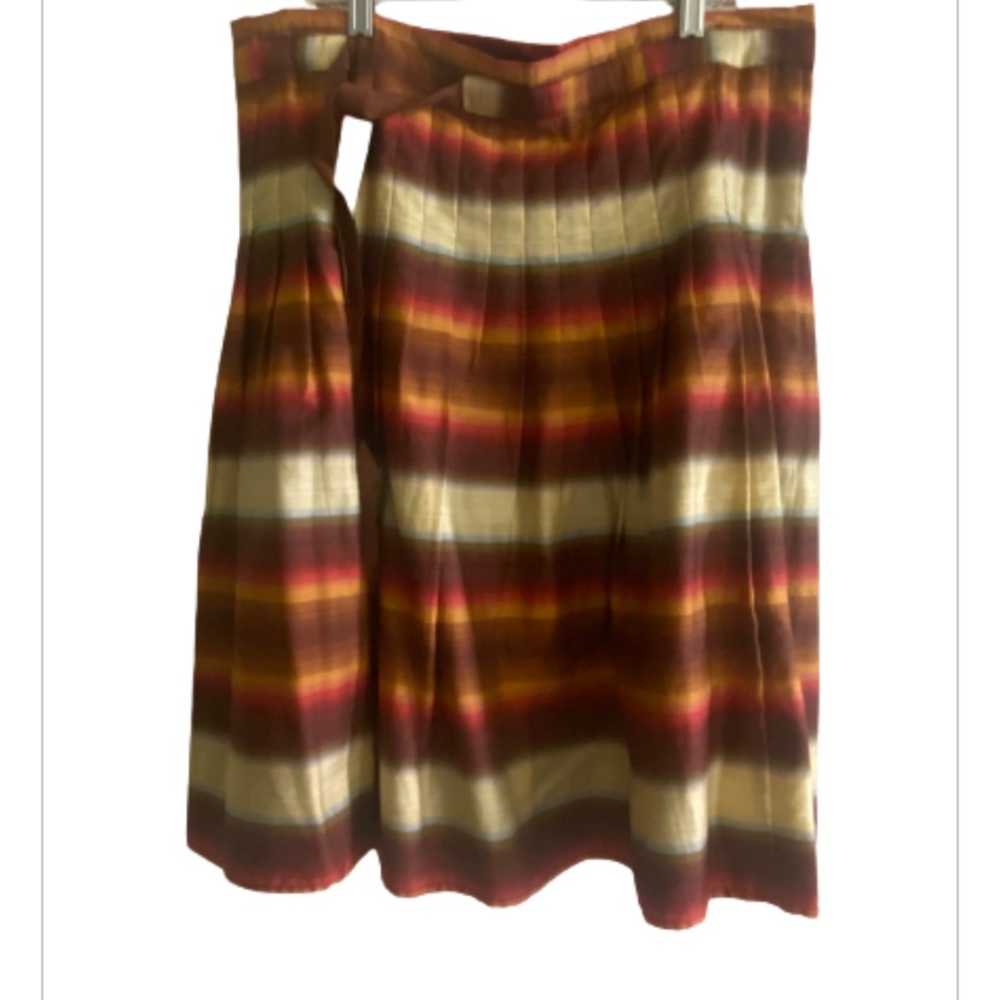 BCBG Maxazria skirt. Gently worn. Like new. XS. Drawstring waist.